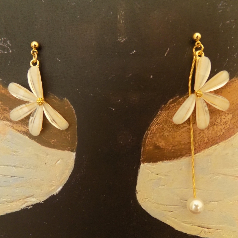 Half Daisy/Mismatched earrings